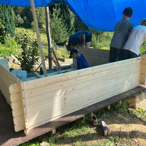 Arbeiten am Gartenhaus. Vergrösserte Ansicht